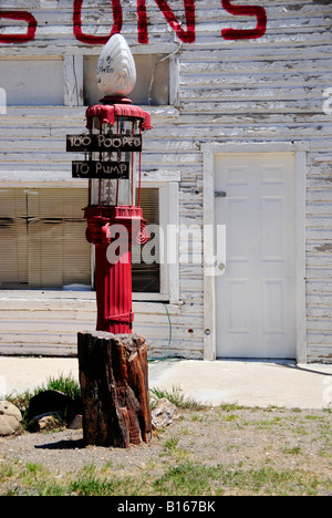 Pompe à gaz désaffectées dans la ville de Canonville Utah USA. La ville est à l'entrée du parc d'état de Kodachrome Basin. Banque D'Images