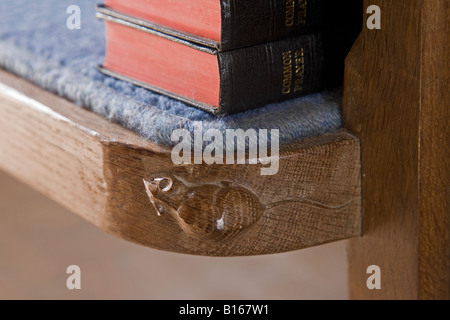 Church Pew End (Handmade hand-sculpted Furniture, Mouseman tradition, Two books) - pour Mary's Church Conistone Interior, Yorkshire Dales, England, UK. Banque D'Images