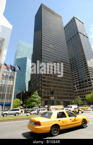 Le Seagram Building sur Park Avenue à New York, conçu par Ludwig Mies van der Rohe avec Philip Johnson Banque D'Images