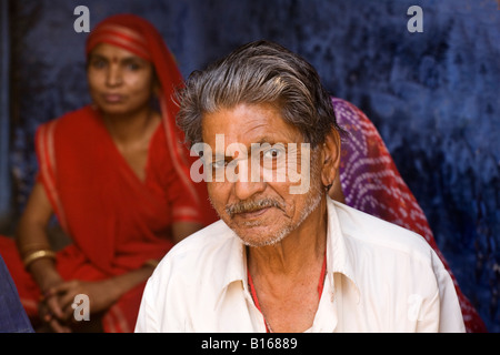 Un homme et sa femme du Rajasthan dans une porte à JODHPUR RAJASTHAN INDE Banque D'Images