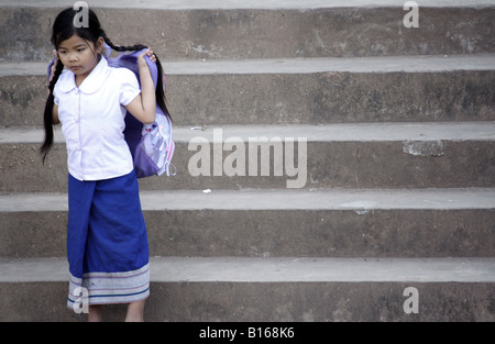 Laos Enfant en attente sur les mesures Luang Prabang Girl Banque D'Images