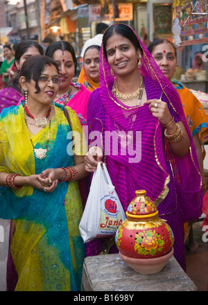 Les femmes du Rajasthan choisit un pot en argile pour le FESTIVAL GANGUR à JODHPUR RAJASTHAN INDE Banque D'Images