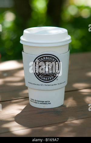 Starbucks Coffee cup montrant nouveau logo Banque D'Images