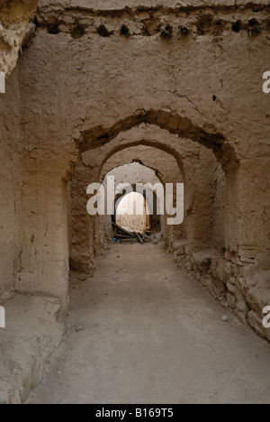 La ville en ruines de Manah, près de Nizwa, dans le Sultanat d'Oman. Banque D'Images