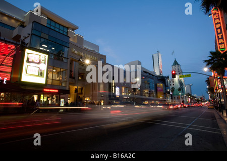 Strie voitures passé le Kodak Theatre sur Hollywood Boulevard à Los Angeles California USA au crépuscule Banque D'Images