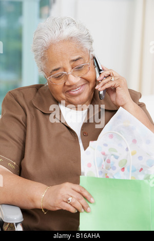 Senior African American Woman talking on cell phone Banque D'Images