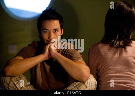 Asian couple face à des directions opposées Banque D'Images