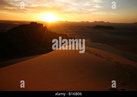 Coucher du soleil en Tagelment Samedat Tassili Ahaggar Sahara Algérie Banque D'Images