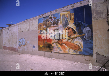 Peinture murale sur le mur de l'immeuble abandonné, Huara, près de Iquique, Chili Banque D'Images