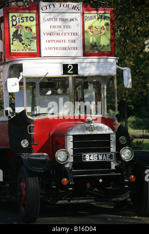 Ville de Chester, en Angleterre. La Chester Heritage tour bus effectuant des visites de la ville pour les visiteurs passant la Chester Centre de visiteurs. Banque D'Images