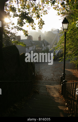 Ville de Chester, en Angleterre. Voir la silhouette d'étapes menant à la Queens Park pont suspendu au-dessus de la rivière Dee. Banque D'Images