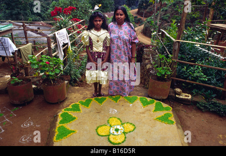 Les tamouls avec un "Rangoli" une forme d'art traditionnel de marbre peintures faites de poudre de couleur. Adam's Peak. Le Sri Lanka. Banque D'Images