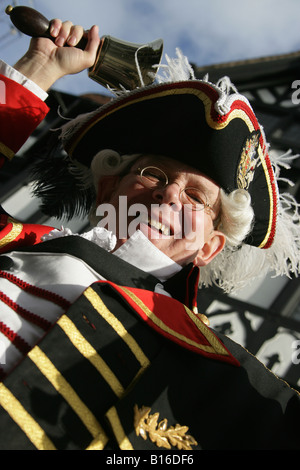 Ville de Chester, en Angleterre. Vue oblique basse de Chester's Town Crier avec le Bridge Street lignes dans l'arrière-plan. Banque D'Images