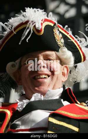 Ville de Chester, en Angleterre. Vue oblique basse de Chester's Town Crier avec le Bridge Street lignes dans l'arrière-plan. Banque D'Images