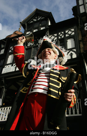 Ville de Chester, en Angleterre. Vue oblique basse de Chester's Town Crier avec le Bridge Street lignes dans l'arrière-plan. Banque D'Images