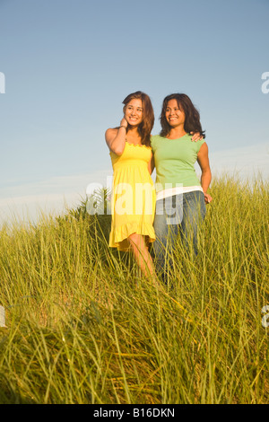 Mère et fille asiatique dans l'herbe des dunes Banque D'Images