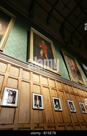Ville de Chester, en Angleterre. Chester Town Hall Salle d'assemblée avec le duc de Westminster, portraits. Banque D'Images