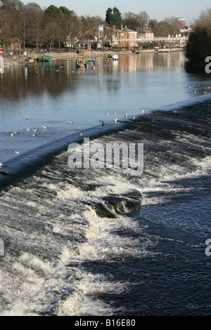 Ville de Chester, en Angleterre. Norman construit weir sur la rivière Dee avec les bosquets, promenade et activité de la rivière dans l'arrière-plan. Banque D'Images