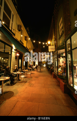 Ville de Chester, en Angleterre. Vue de nuit cafés restaurants et magasins dans Godstall Chester's Lane. Banque D'Images