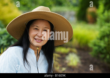 Senior Asian woman wearing hat Banque D'Images