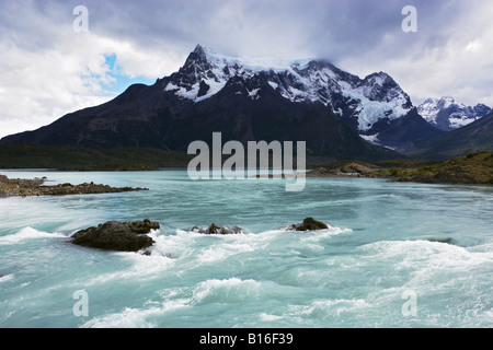 Rapids près de Salto Grande en face du Cerro Paine Grande Parc National Torres del Paine Patagonie Chili Amérique du Sud Banque D'Images