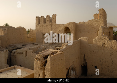 La ville en ruines de Manah, près de Nizwa, dans le Sultanat d'Oman. Banque D'Images