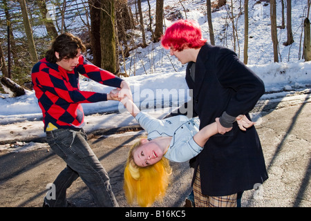 Les adolescents l'un avec les cheveux teints en rouge pour rire à l'extérieur avec une teen blonde girl Model Publié Banque D'Images