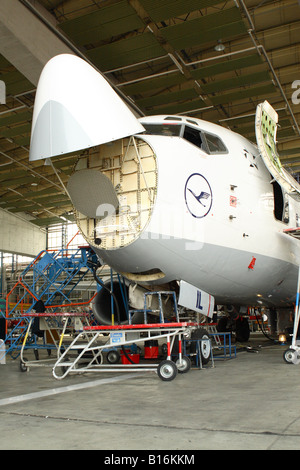Entretien jet Airliner avion Boeing 737 de la Lufthansa en pleine révision d'entretien d'aéronefs dans un hangar Banque D'Images