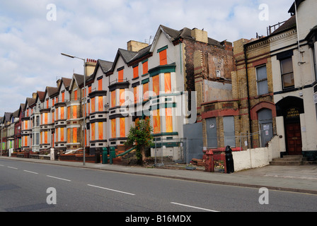 Logement sur Edge Lane à Liverpool barricadés avec des œuvres d'art colorées en prévision de la démolition. Banque D'Images