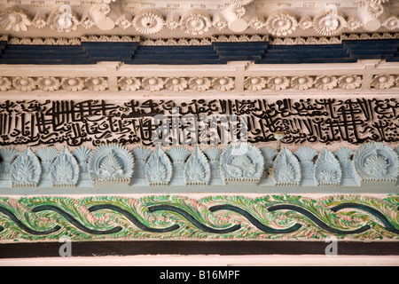 La calligraphie et la sculpture ornée dans les plafonds d'une des mosquées de la région musulmane matriarcale d Kuttichira, Kozhikode. Banque D'Images