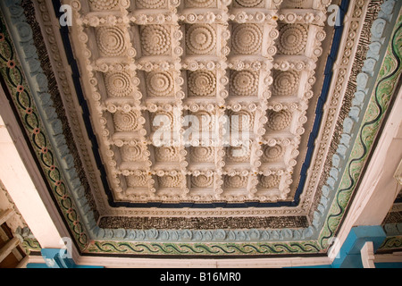 La calligraphie et la sculpture ornée dans les plafonds d'une des mosquées de la région musulmane matriarcale d Kuttichira, Kozhikode. Banque D'Images