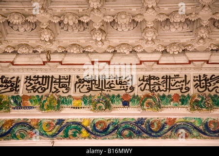 La calligraphie et la sculpture ornée dans les plafonds d'une des mosquées de la région musulmane matriarcale d Kuttichira, Kozhikode. Banque D'Images