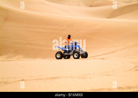 Pilote Quad,dans le désert de Dubaï Banque D'Images