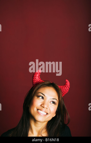 Asian woman wearing devil's horns Banque D'Images