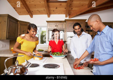 Multi-ethnic couples la préparation des aliments Banque D'Images