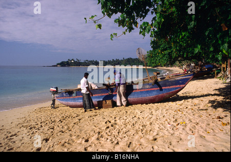 Outrigger Sri-Lankais bateau de pêche. Unawatuna, Sri Lanka. Banque D'Images