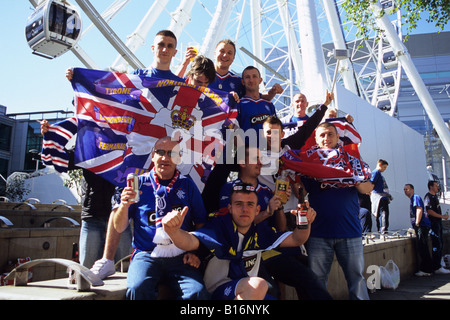 Fans de Rangers en face de la Grande Roue à Manchester Banque D'Images