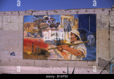 Peinture murale sur le mur de l'immeuble abandonné, Huara, près de Iquique, Chili Banque D'Images