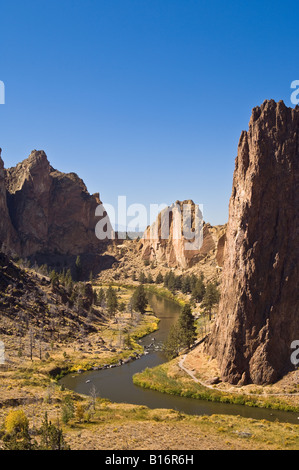Smith Rock State Park et le centre de l'Oregon Crooked River Banque D'Images