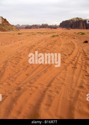 Location de pistes dans le désert de Wadi Rum, Jordanie Banque D'Images