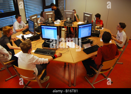 Classe de l'école faire cession sur les ordinateurs Banque D'Images