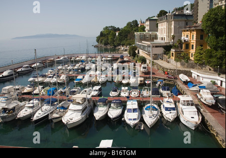 Opatija Istrie Croatie Europe peut regarder sur l'embarcation de plaisance amarrés dans le port de plaisance de l'amiral Banque D'Images