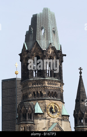 Berlin Allemagne la flèche brisée de l'église du Souvenir Kaiser Wilhelm bombe endommagé dans la seconde guerre mondiale, 2 à Kurfurstendamm Banque D'Images