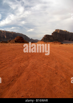 Location de pistes dans le désert de Wadi Rum, Jordanie Banque D'Images