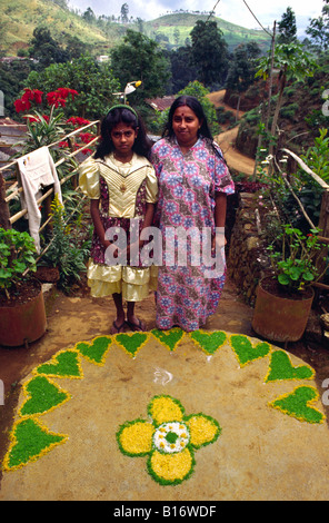 Les tamouls avec un "Rangoli" une forme d'art traditionnel de marbre peintures faites de poudre de couleur. Adam's Peak. Le Sri Lanka. Banque D'Images