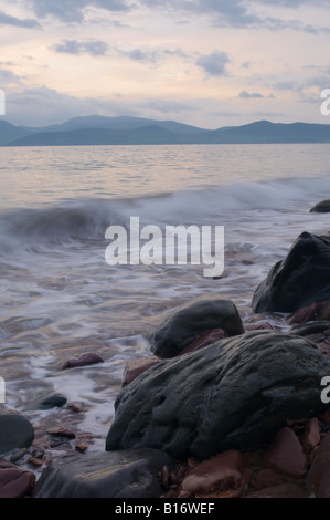 Premier plan sur les vagues rochers baignés de lumière du soir en Co Kerry, Ireland Banque D'Images