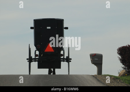 Buggy Amish Amish on country road Banque D'Images