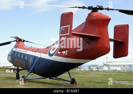 La station aérienne de Comox pièce de musée a pris sa retraite de l'hélicoptère Piasecki H-21 Banque D'Images