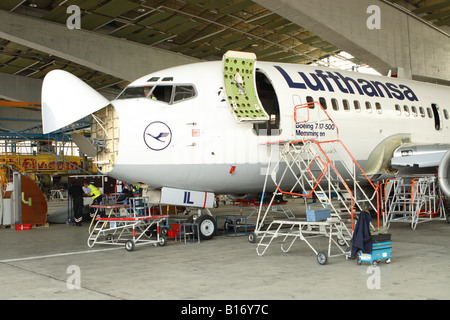 Entretien jet Airliner avion Boeing 737 de la Lufthansa en pleine révision d'entretien d'aéronefs dans un hangar Banque D'Images