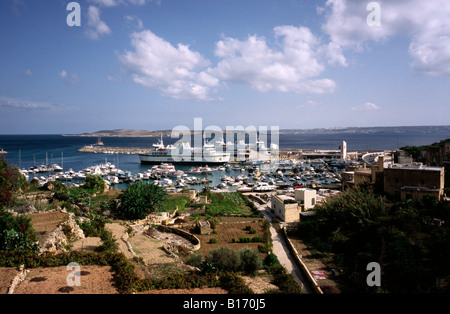 Oct 7, 2007 - Vue du port de Mgarr Gozo avec les îles de Comino et Malte à l'arrière. Banque D'Images